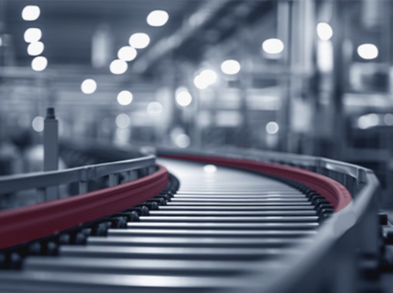 Bildverarbeitungslösungen für weitere Branchen – OCTUM Beispiel für eine automatisierte Fertigungslinie mit Transportband und Führung