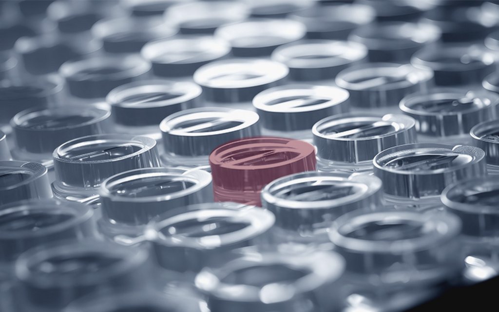 Optische Inspektion von Mikrotiterplatten – OCTUM auf einer Mikrotiterplatte ist ein Einzelwell rot markiert